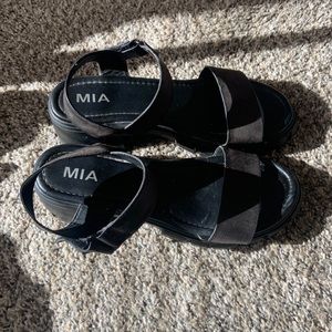 Size w9 Mia Skyler black sandals with small heel